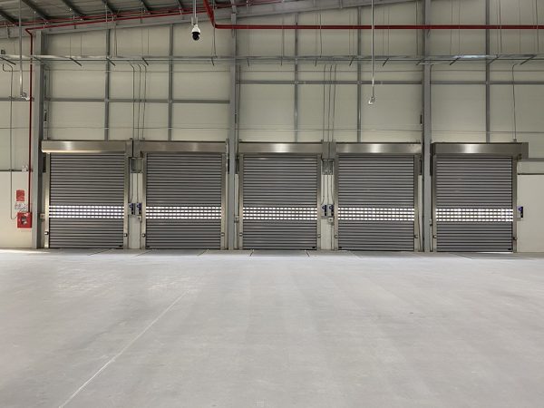 cua-cuon-cong-nghiep-ductuanh Lắp đèn cảnh báo cho cửa cuốn nhanh tại nhà máy công nghiệp