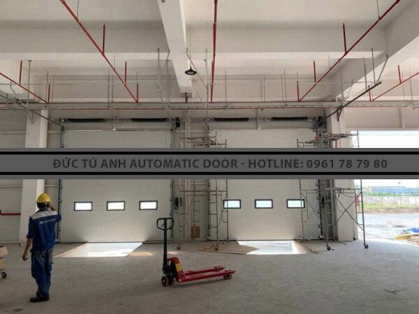 Kỹ thuật viên khảo sát và tư vấn lắp đặt cửa trượt trần tại công trình