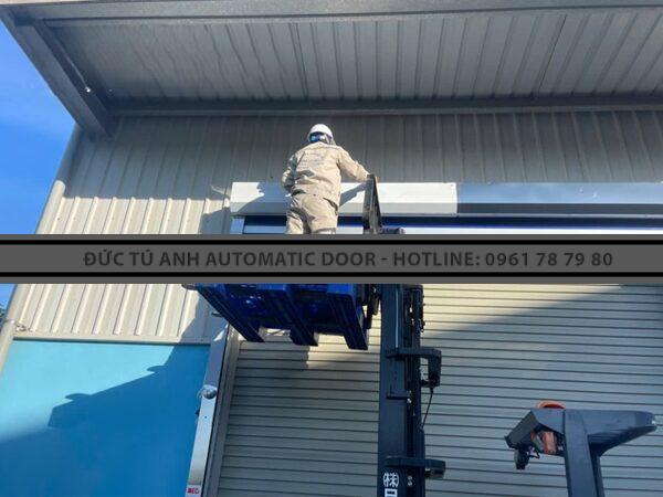 đội kỹ thuật chuyên sửa chữa cửa cuốn nhanh pvc đức tú anh door
