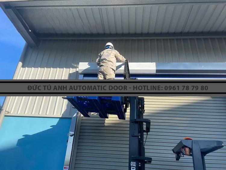 đội kỹ thuật chuyên sửa chữa cửa cuốn nhanh pvc đức tú anh door